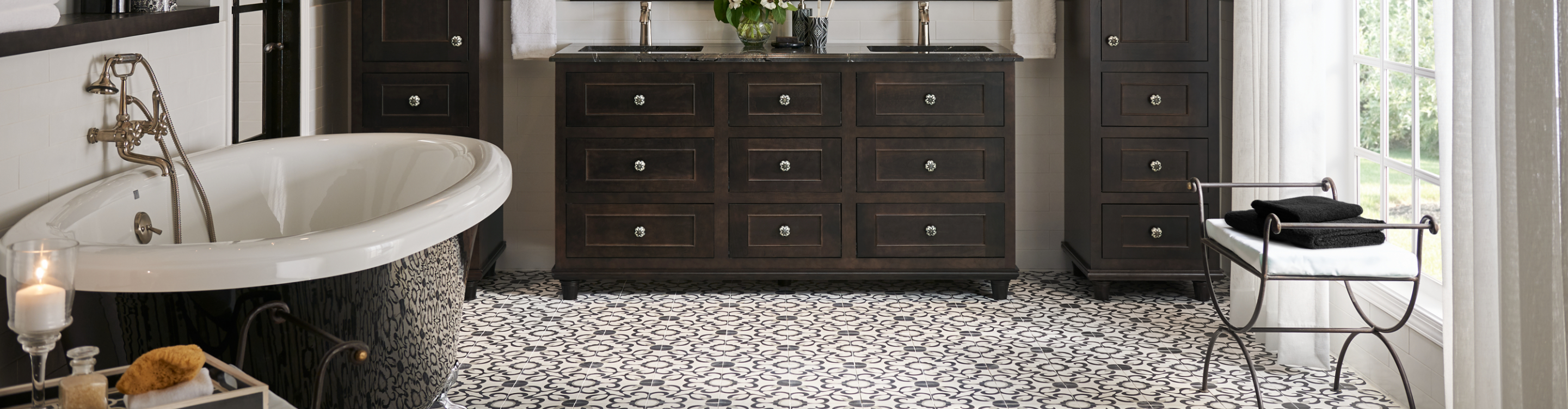 Patterned tile bathroom 